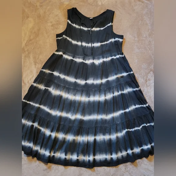 Old Navy XL Tiered Tie-Neck Midi Swing Dress - Picture 2 of 3